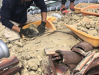 瓦を撤去し清掃