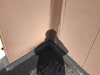 雨樋から漏れた水