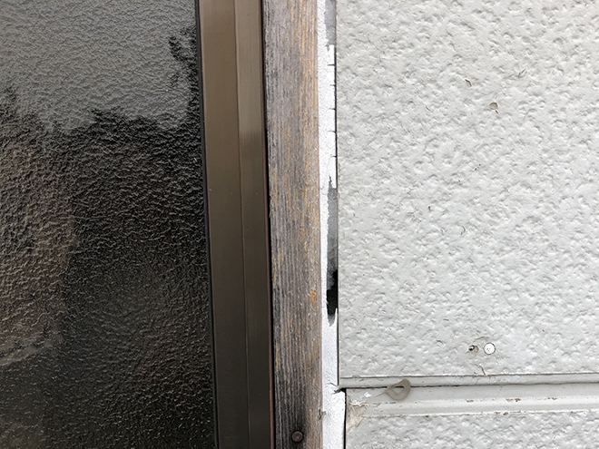 シーリングが劣化し剥がれた様子