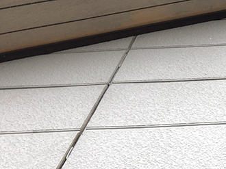 シーリングが剥離している様子