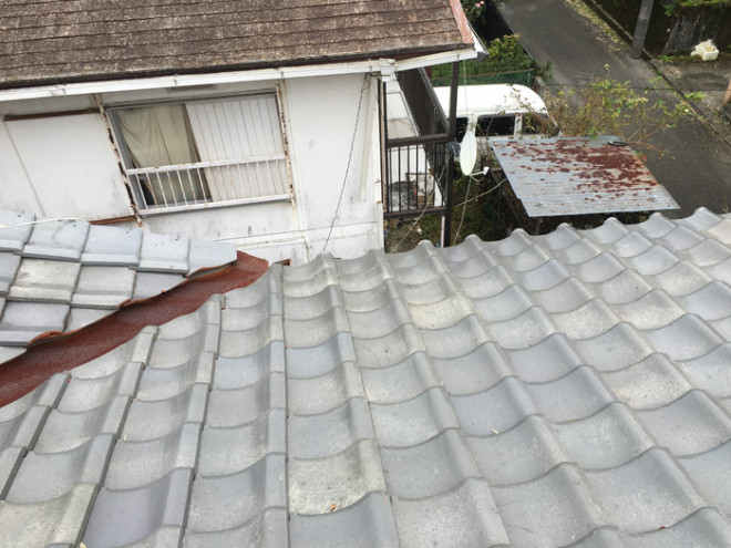 瓦が剥がれて雨漏りしている屋根