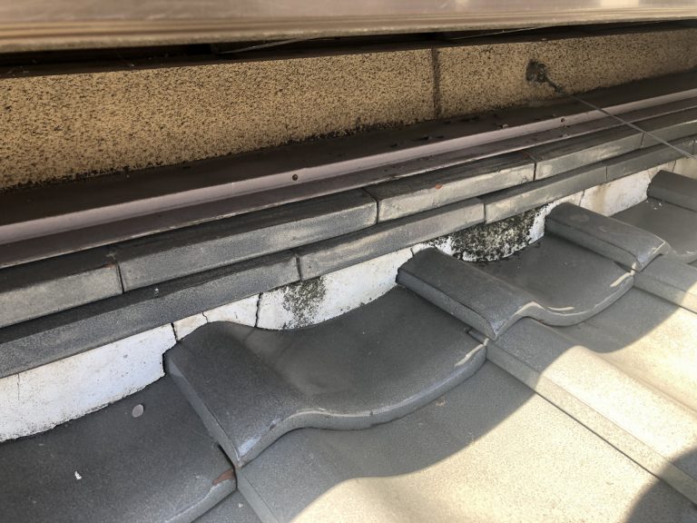 ヒビの入った漆喰