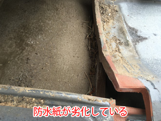 屋根の防水紙が劣化している