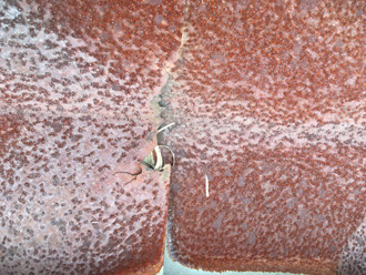 板金に穴が空いている