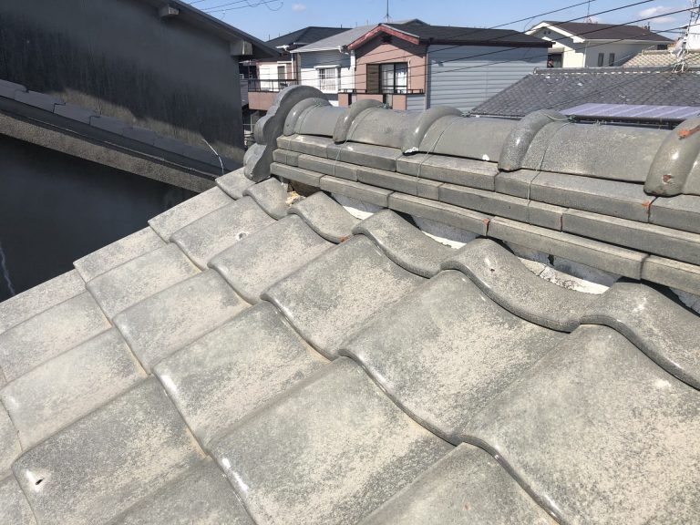 剥がれも見られる大棟の漆喰