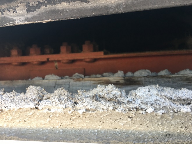 鼻隠しから見える屋根内部