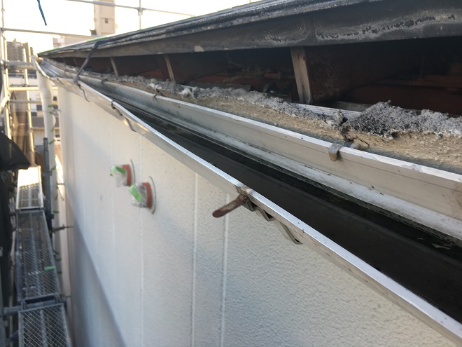 吹田市千里山で鼻隠しの崩落で雨漏りの危機！隙間が空いてしまっています