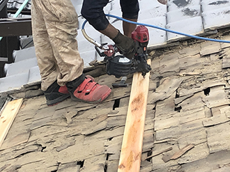 野地板設置のための木材