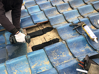 飛散した瓦の補修