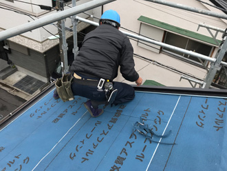 川崎市中原区小杉御殿町で雨漏りしている屋根をスーパーガルテクトで屋根葺き替え工事
