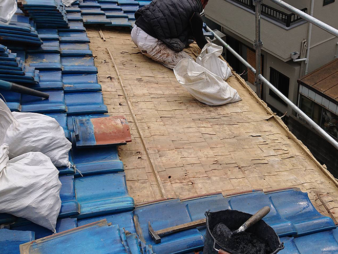 葺き直しのため瓦を撤去します