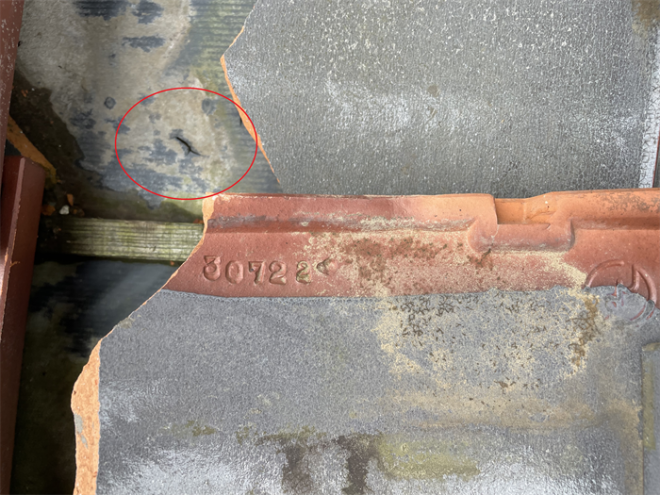 割れた部分の防水紙に破れ