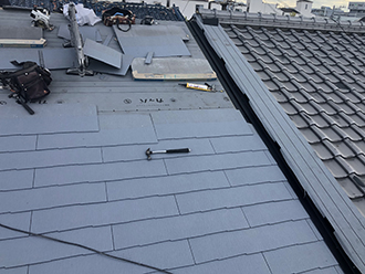スレート屋根施工の様子