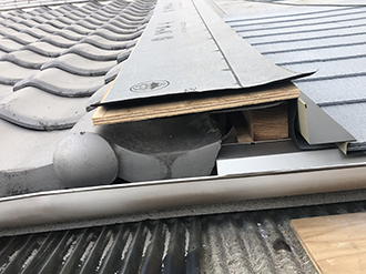 瓦屋根との接続部分の処理