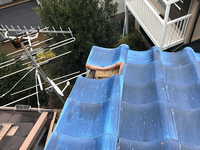 吹田市で落下した瓦の点検、小雨降るなか応急処置で雨漏り防止