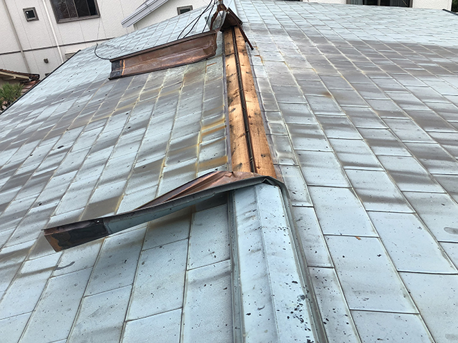 棟板金が剥がれた屋根