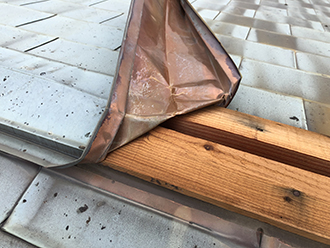 棟板金が剥がれ貫板が露出