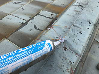 割れた板金にコーキング処理