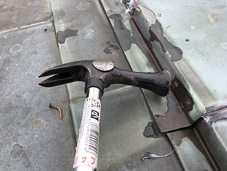 棟板金の釘を留める