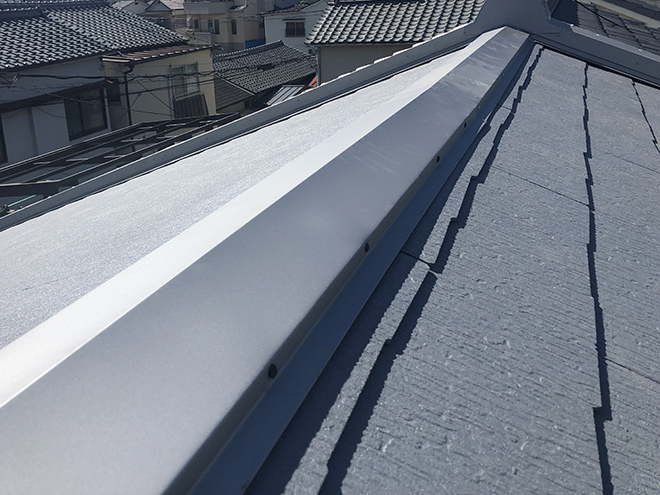 スレート屋根の棟板金