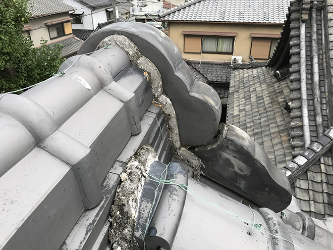 漆喰の劣化した瓦屋根