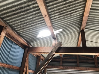 波板スレート破損部分