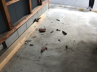 割れた瓦と波板スレートの破片