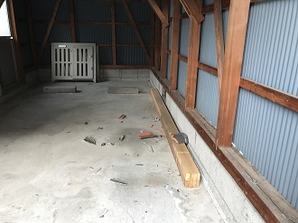 雨染みが見られる駐車場