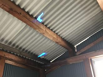 車庫の屋根に穴