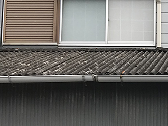 劣化が激しい波板スレート