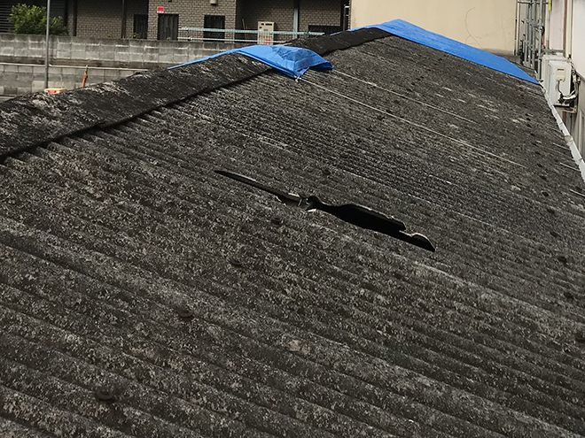 吹田市佐井寺で波板スレートが割れて穴が空き雨漏り、屋根カバーをご案内