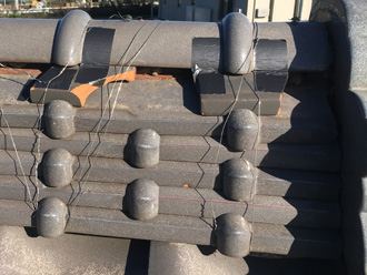 棟瓦の一部が外れている