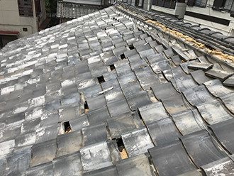 ズレて葺き土が露出