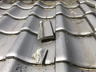 割れて落ちた瓦