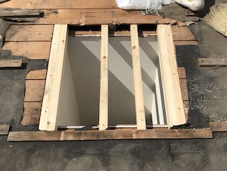 天窓があった場所に木材を設置