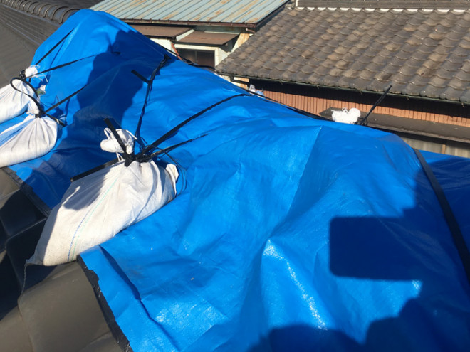 棟瓦が崩れて雨漏りしている