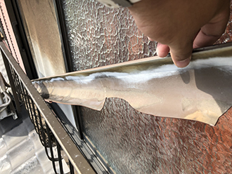 割れている雨樋