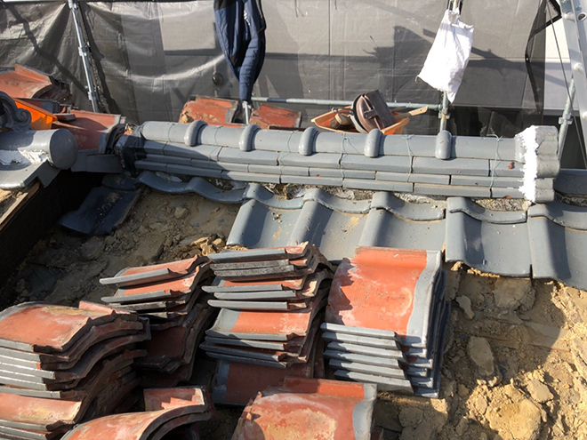 吹田市で雨漏りを起こした瓦屋根をガルバリウム鋼板で葺き替え