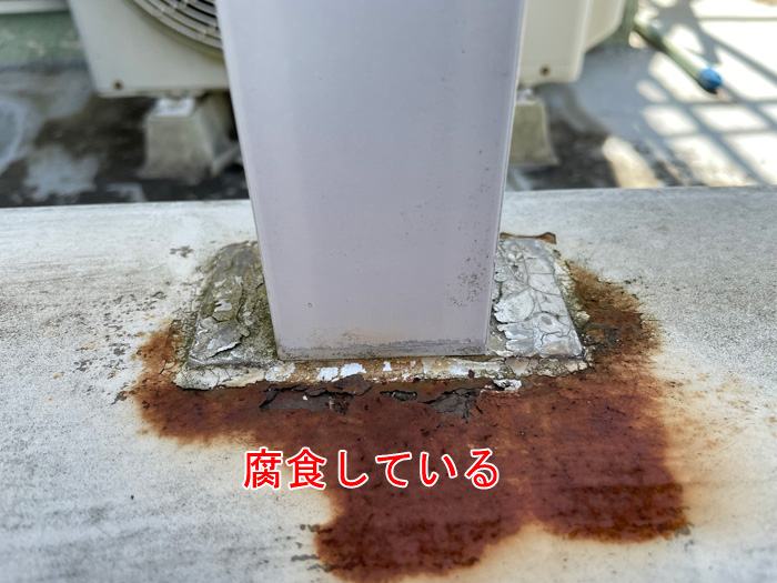 バルコニーで発生した雨漏り要因に板金の隙間や手すりの腐食、クラックなどが見つかりました