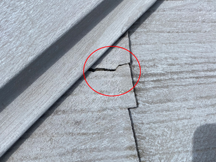 スレートがひび割れしている