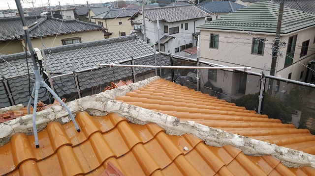 瓦をはがし漆喰が見えている状態の屋根