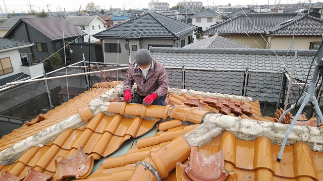 屋根の瓦をはがしている様子