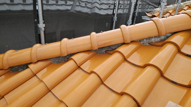 崩れかけている隅棟の漆喰