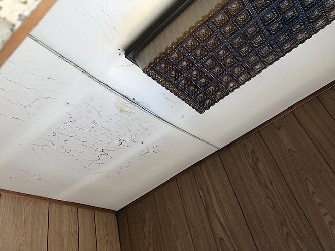 雨漏りしている天井