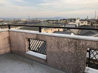 劣化が目立つルーフバルコニーの外壁