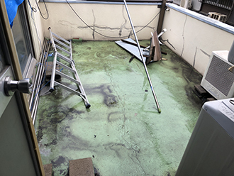 吹田市江坂町の雨漏りは使用されていないルーフバルコニーの防水層の劣化が原因でした