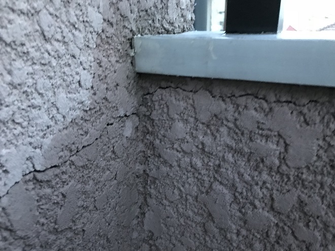 クラックの入った外壁
