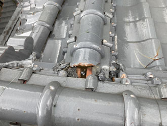 棟の繋ぎ目の漆喰が朽ち隙間が出来ていました