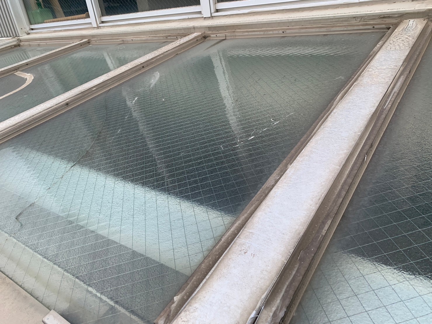 長久手市でトップライトが割れている様子