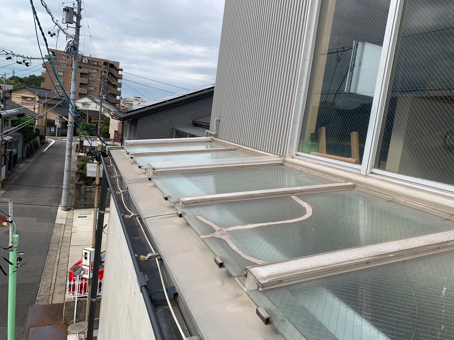 長久手市で明り取り（天窓）から雨漏りが発生。パッキンの劣化やガラス本体のひび割れが原因でした